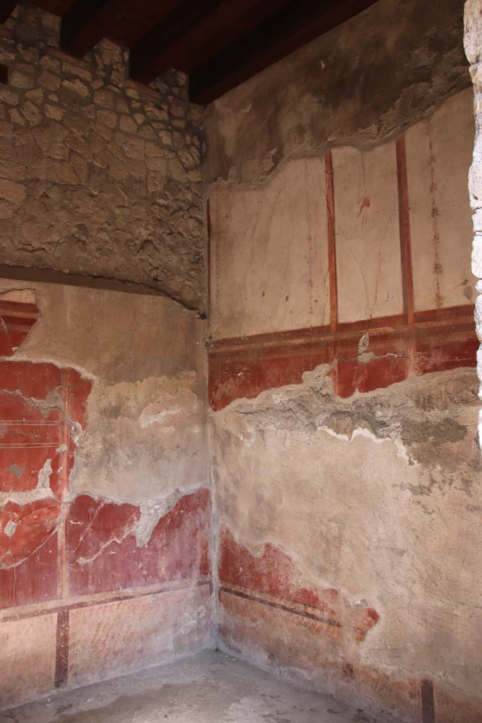 IV.4 Herculaneum. October 2020.
Room 4, north-west corner of cubiculum. Photo courtesy of Klaus Heese.